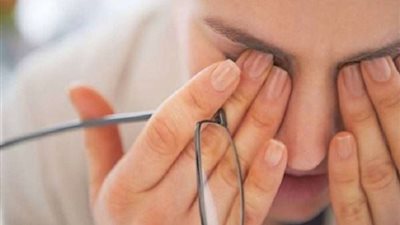 إحذر فرك عينيك.. تسبب ضعف الرؤية