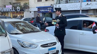 مرور الدقهلية يوزع الورود و الاعلام في احتفالات عيد الشرطة