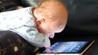 لن تصدق .. طفل عمره سنتين يعلم نفسه القراءة