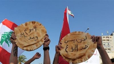 قطع للطرقات في لبنان وسط تدهور كبير في سعر صرف الليرة