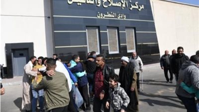 2194 سجينا يتنفسون هواء الحرية بعد الافراج عنهم بموجب عفو رئاسى