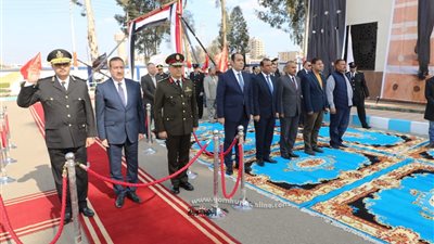 محافظ المنوفية ومدير الأمن يضعان إكليل الزهور علي النصب التذكاري