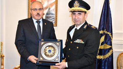 وضع اكليل الزهور على النصب التذكاري لشهداء الشرطة فى عيدهم ال ٧١