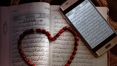 تحصيلا للثواب فى رجب..هل نؤجر بقراءة القرآن من الشاشة الإلكترونية