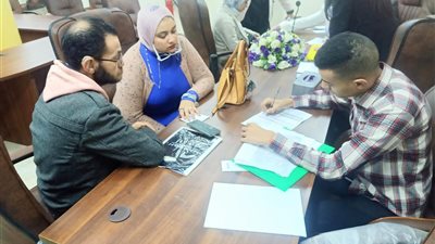 القوى العاملة ببور سعيد تُسلم ٢٠ عقد عمل لذوى الهمم