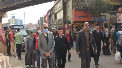 تحرير 214 محضر إشغال وازالة بائعين فى حملة يقودها محافظ القليوبية