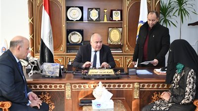 محافظ قنا يستقبل ٩٦ مواطنا بمكتبه لبحث شكواهم ومطالبهم