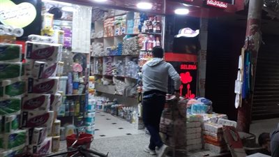 إزالة اشغالات الباعة الجائلين وتحرير محاضر للمخالفين في شرق أسيوط