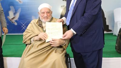 نقيب الأشراف يمنح الدكتور أحمد عمر هاشم لقب 