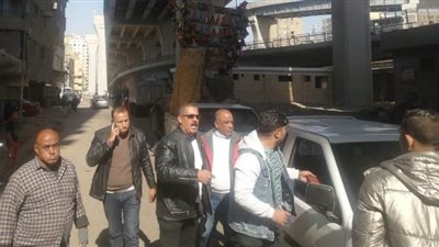 تشميع 3 مقاهى ورفع 180 اشغال وتحرير 17 محضر ببولاق..صور