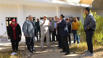 الزملّوط يبحث تحويل مقر التربية والتعليم لمدرسة نوعية بالخارجة