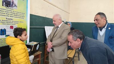 وكيل التعليم يتفقد معرض للعلوم والهندسة بمدرسة الفريق صفي بالمنيا