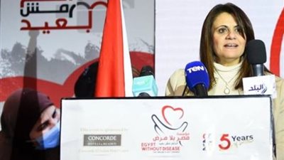 بمشاركة الخبير الأمريكي.. سها جندي تتفقد قافلة طبية لأهالي الاسمرات