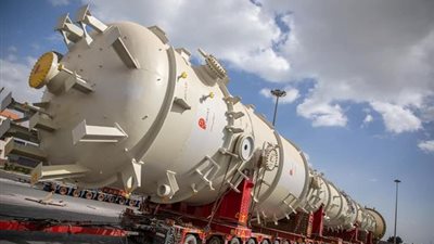 وصول أبراج تقطير للغاز لميناء الأدبية للدخيلة