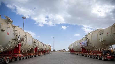 صناعة مصرية.. نقل معدات ضخمة للغاز الطبيعي من الأدبية للدخيلة