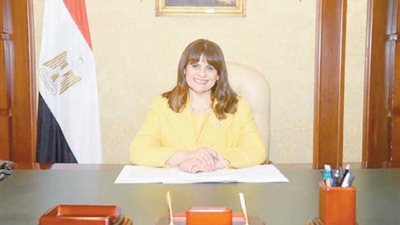 وزيرة الهجرة لأعضاءه 