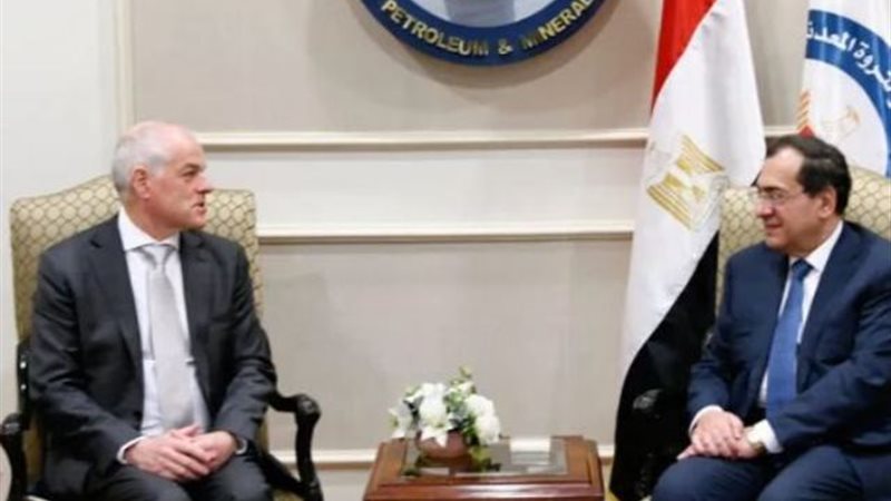 وزير البترول مع سفير