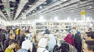 معرض القاهرة للكتاب يستقبل زواره في يومه الثامن