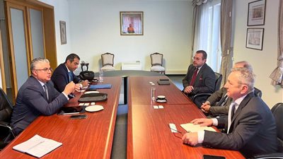 رئيس المنطقة الاقتصادية يبحث فرص الاستثمار مع مستثمري المجر