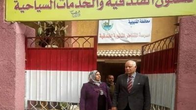مدير التعليم الفنى بالقليوبية يتفقد مدارس القناطر