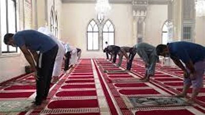 تقدُّم المأموم على الإمام..هل يُبطل الصلاة؟