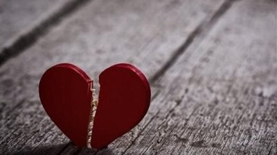 رجل يطالب امرأة بتعويض مقابل 