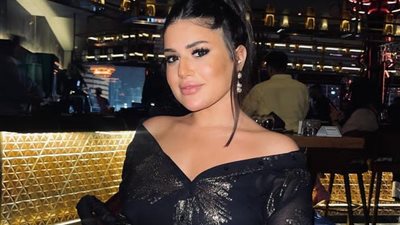 إطلالة جذابة ومكياج ناعم لـ 