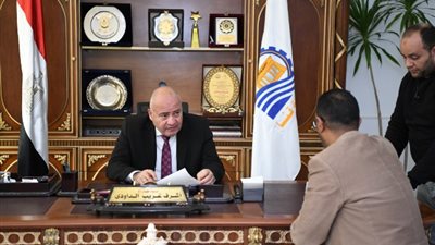 محافظ قنا يواصل إستقبال المواطنين لبحث شكاواهم ومطالبهم