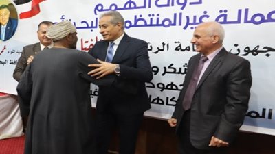 شحاتة يُسلّم عمالة غير منتظمة وثائق تأمين..وماكينات تفصيل للشباب