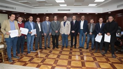 محافظ بني سويف يسلم شهادات لمدربى تكنولوجيا المعلومات