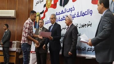 وزير القوى العاملة يُسلم ١٠ عقود عمل لذوي همم بالبحر الأحمر