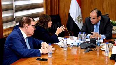 وزير الصناعة يبحث سبل زيادة معدلات التصدير وفتح أسواق جديدة
