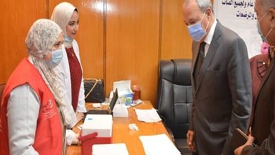 محافظ القليوبية يتفقد سيرالعمل بحملة طرق الأبواب للتطعيم ضدكورونا