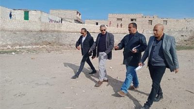تطهير مخرات السيول بقرية بنى حسن الشروق بمركز أبو قرقاص