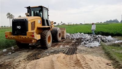 إزالة تعديات على الاراضى الزراعيه بأبومناع غرب بدشنا