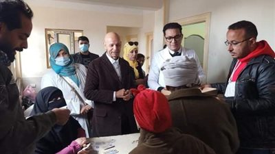 مدير صحة الشرقية يشارك فى توزيع المساعدات الإنسانية