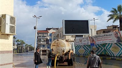 رأس البر تواصل جهودها لرفع تجمعات مياه الأمطار