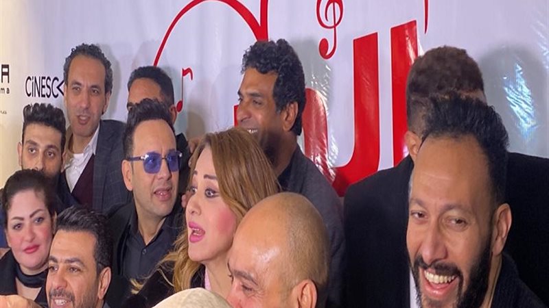 مصطفى قمر من العرض