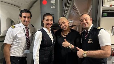 غرفة إنعاش في الجو ...ممرضة وطاقم مصر للطيران ينقذون حياة شاب