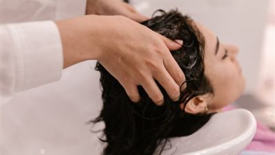 3 خطوات للتخلص من قشرة الشعر