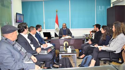 نائب وزير الإسكان يتابع مع ممثلى البنك الأوروبى مشروعات المياه