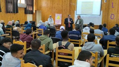 رئيس جامعة الأقصر يتابع انتظام الدراسة بكلية الطب