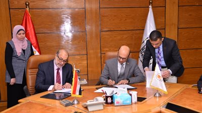 رئيس جامعة أسيوط يوقع مذكرتين تفاهم للتعاون العلمى والأكاديمى