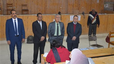 رئيس جامعة جنوب الوادى يتفقد امتحانات الدراسات العليا بالحقوق