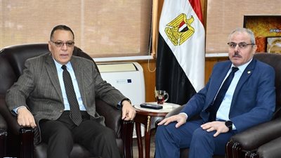 محافظ الشرقية عضواً بلجنة المناقشة لرسالة ماجستير بكلية الصيدلة