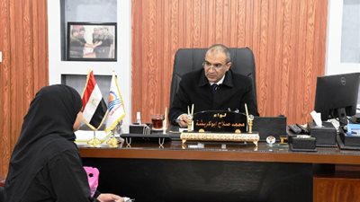 محافظ قنا والسكرتير المساعد يستقبلان 83 مواطنا لبحث شكاواهم
