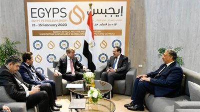 جلسة مباحثات بين وزير البترول ونظيره اللبناني خلال 