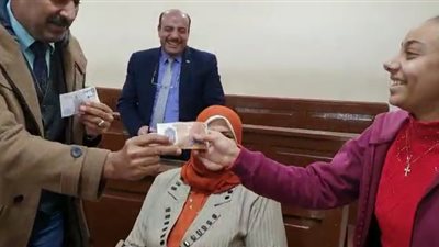 شاهد ..مكافأة فورية من الفولى للطالبة ( ملك ) لتفوقها في الكيمياء
