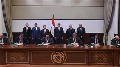 توقيع 3 اتفاقيات لتصنيع السيارات بين الحكومة وعدد من الشركات