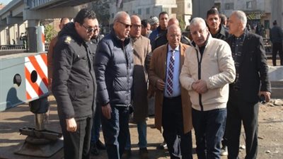 محافظ القليوبية ورئيس هيئة الطرق يتابعان اعمال رفع كوبري المشاة
